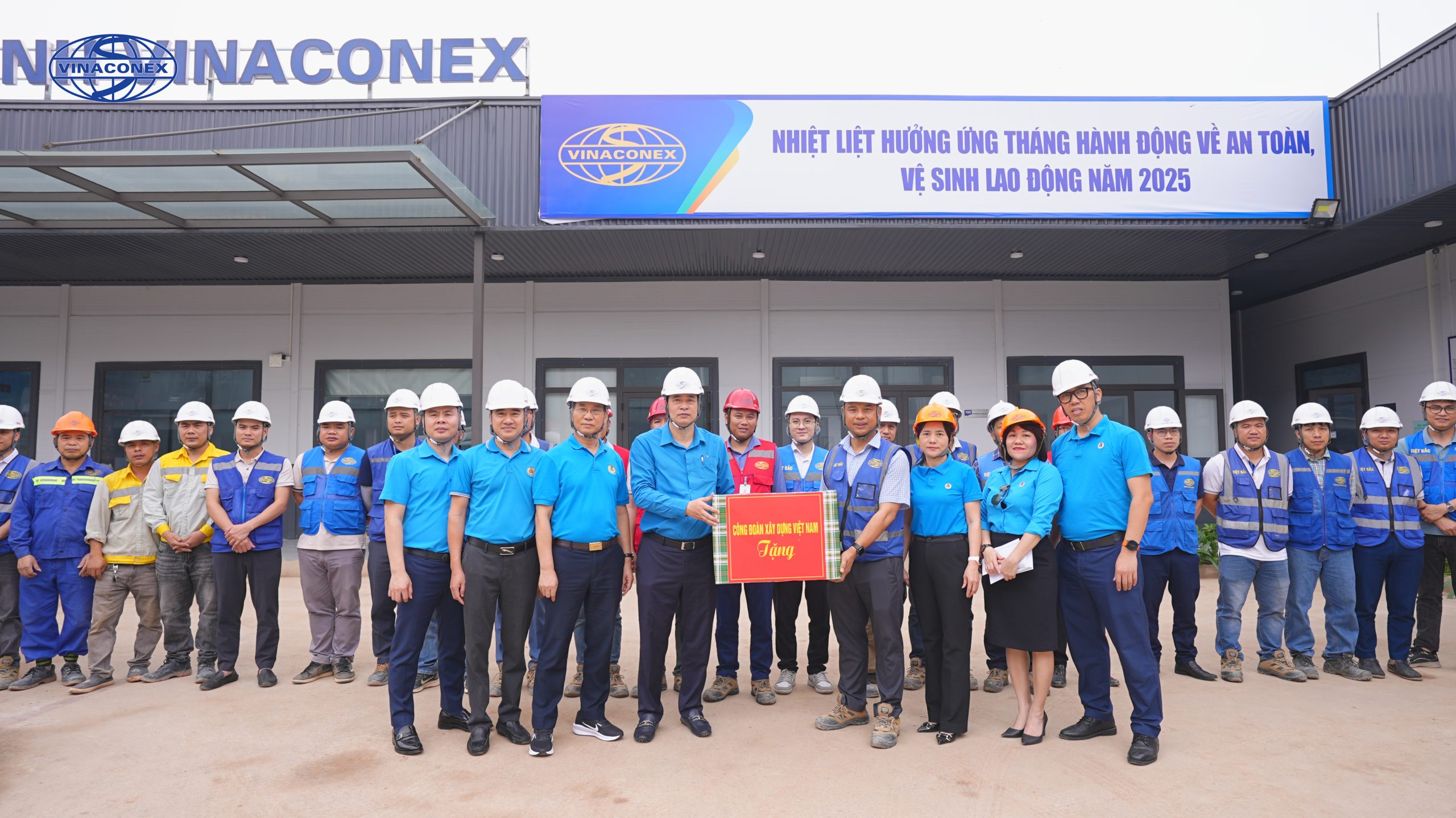 Công đoàn Xây dựng Việt Nam trao quà động viên người lao động tại dự án mở rộng nhà ga quốc tế T2 Nội Bài