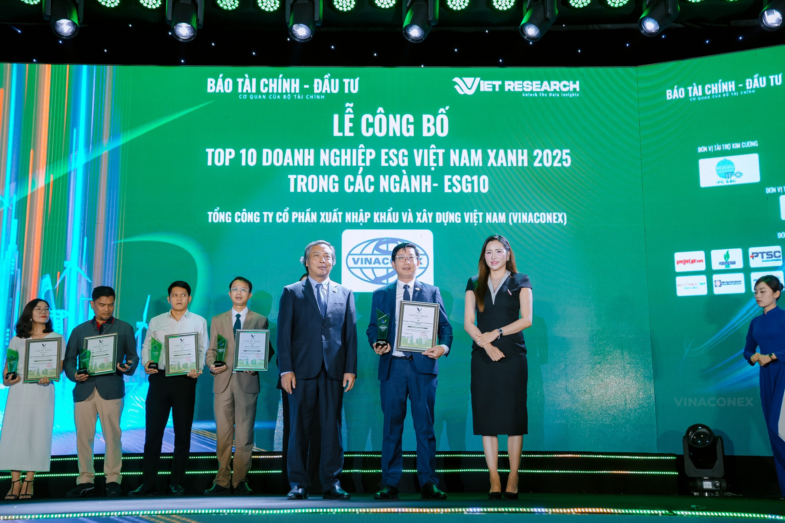 VINACONEX ĐƯỢC VINH DANH TOP 10 DOANH NGHIỆP ESG – VIỆT NAM XANH 2025
