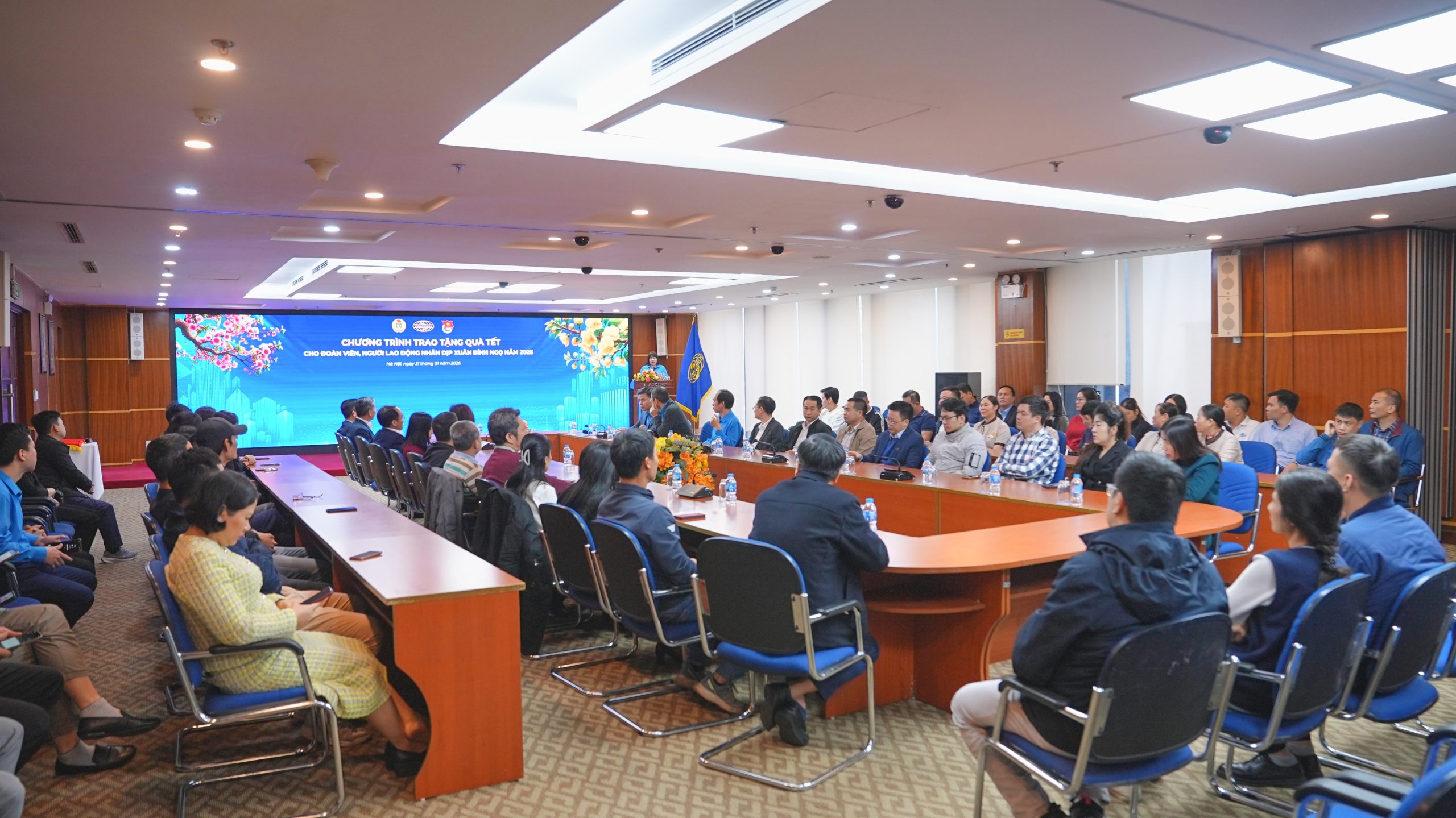 VINACONEX tặng quà Tết cho đoàn viên, người lao động nhân dịp Xuân Bính Ngọ 2026